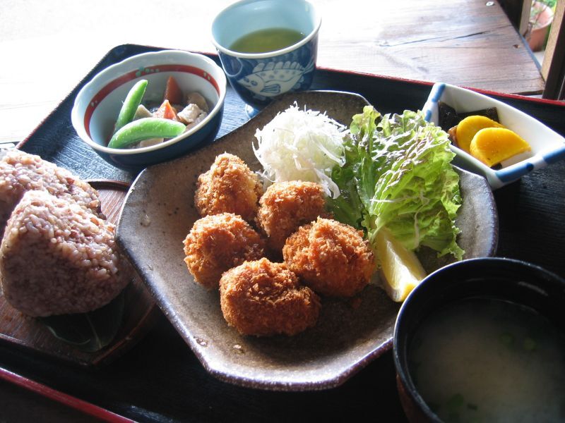 玄米イカおこわとそばコロッケの定食