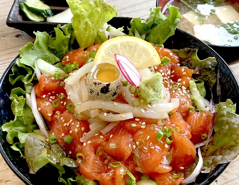 境港サーモンと剣先イカの海鮮丼